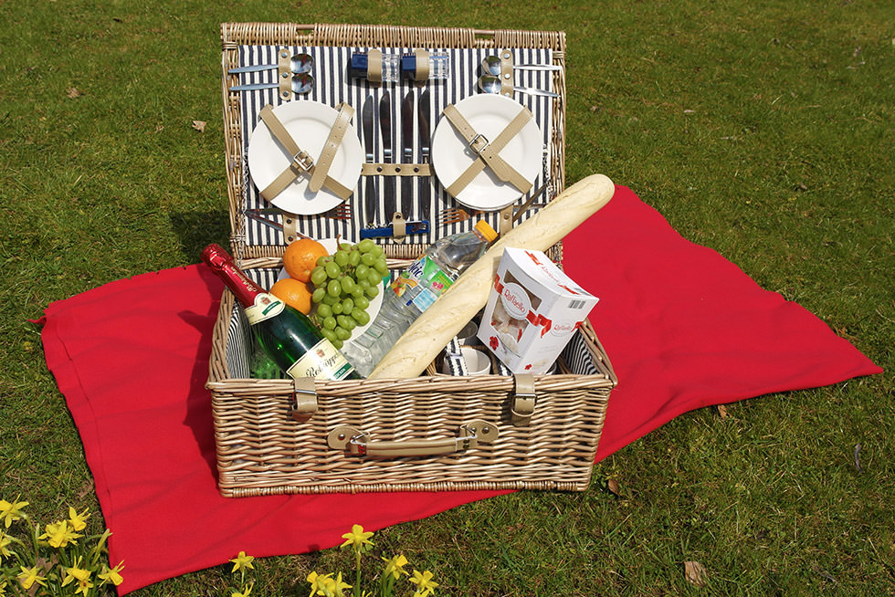 Picknick-Paket für entspannte Stunden im Grünen am Obersee (Beispielbild - Paket-Inhalt je nach Verfügbarkeit und Saison)